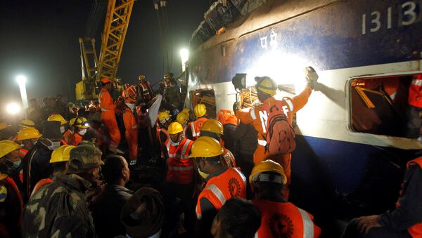 Labores de rescate en el lugar del descarrilamiento de un tren en la India - Sputnik Mundo