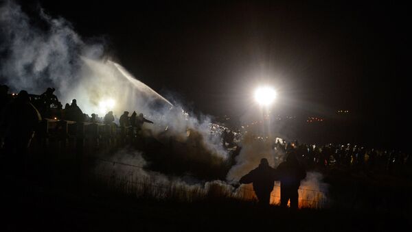 Policía usa cañones de agua contra los manifestantes en Dakota - Sputnik Mundo