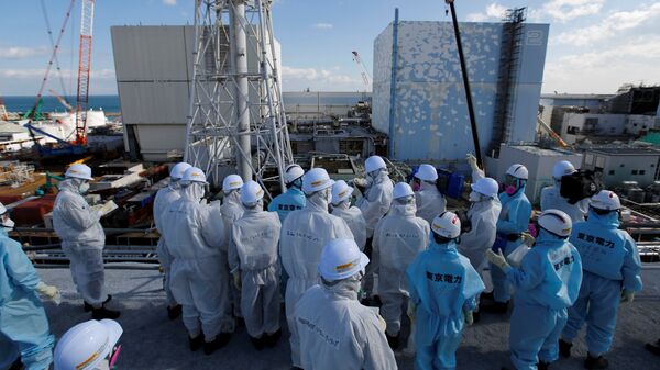 Los medios de comunicación reciben información de los empleados de TEPCO en la planta de energía nuclear Fukushima 1, prefectura de Fukushima, Japón. - Sputnik Mundo