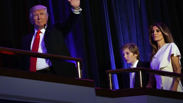 El presidente electo Donald Trump camina con su hijo Barron y su esposa Melania - Sputnik Mundo