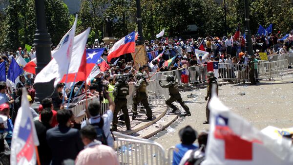 Choques entre los protestantes y la policía en Santiago, Chile - Sputnik Mundo