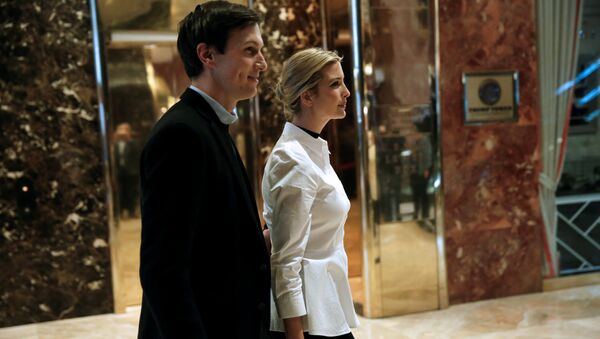 Ivanka Trump camina por el vestíbulo con su esposo Jared Kushner - Sputnik Mundo