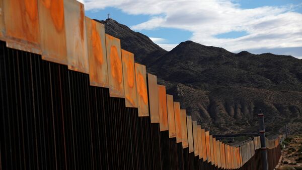 Una sección del muro en la frontera entre Estados Unidos y México (archivo) - Sputnik Mundo