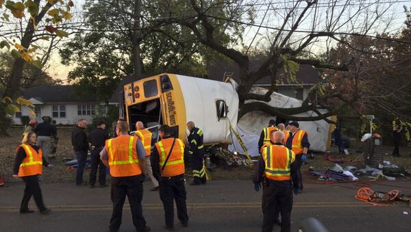 El lugar de accidente del autobus en Tennessee - Sputnik Mundo