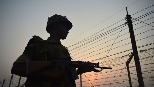 An Indian Border Security Force (BSF) soldier patrols along a fence at the India-Pakistan border in R.S Pora, southwest of Jammu, - Sputnik Mundo