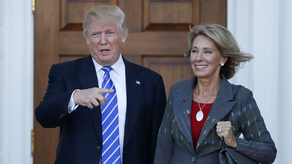Donald Trump, presidente electo de EEUU, y Betsy DeVos, nueva secretaria de educación de EEUU - Sputnik Mundo