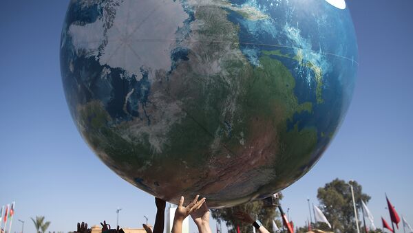 Members of International delegations play with a giant air globe ball outside the COP22 climate conference on November 18, 2016, - Sputnik Mundo