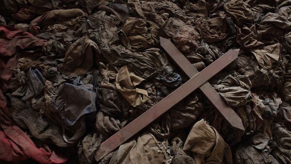 Cruz sobre la ropa de tutsis asesinados en una iglesia en Ruanda - Sputnik Mundo