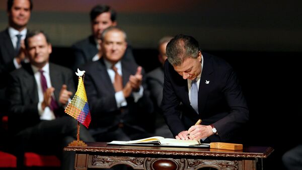 Juan Manuel Santos, el presidente de Colombia, firma el acuerdo de paz - Sputnik Mundo