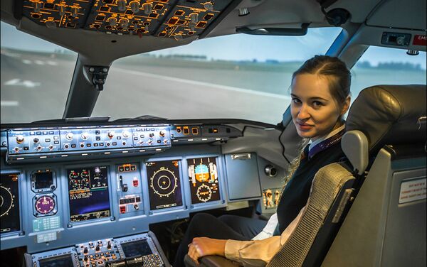 María Fiódorova, la piloto más joven de Rusia, en su cabina - Sputnik Mundo