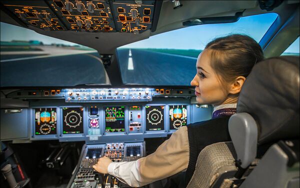 María Fiódorova, la piloto más joven de Rusia, en su puesto de trabajo - Sputnik Mundo
