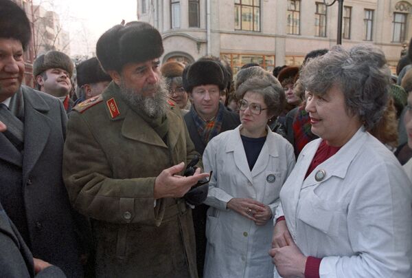 Fidel Castro habla con los ciudadanos soviéticos durante su visita a Moscú en 1986 - Sputnik Mundo