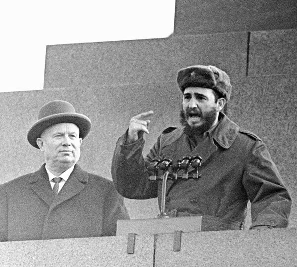 Nikita Jruschov, primer secretario del Comité Central del Partido Comunista de la Unión Soviética, junto a Fidel Castro, líder de la Revolución cubana, en la Plaza Roja de Moscú. - Sputnik Mundo