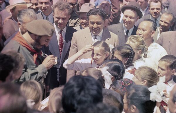 Durante su visita a la URSS, Fidel Castro visitó la República Socialista Soviética de Uzbekistán, donde se encontró con niños pioneros de la región. - Sputnik Mundo