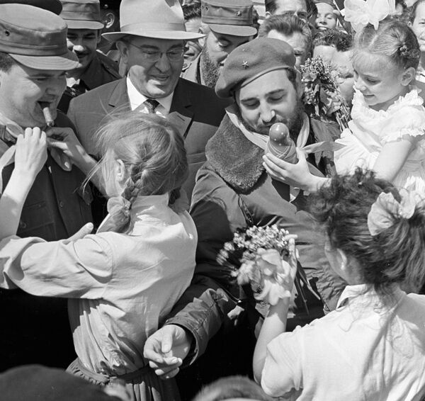 Fidel Castro es recibido por los habitantes más jóvenes de la ciudad de Volgogrado, quienes les regalan suvenires a los camaradas latinoamericanos. - Sputnik Mundo