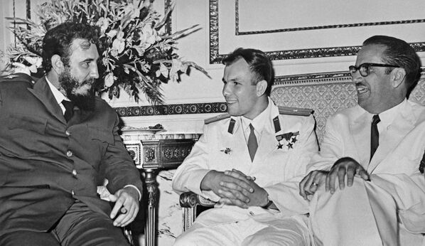 El cosmonauta soviético Yuri Gagarin, junto al entonces primer ministro de Cuba, Fidel Castro, y el presidente de la isla caribeña, Osvaldo Dorticós. - Sputnik Mundo