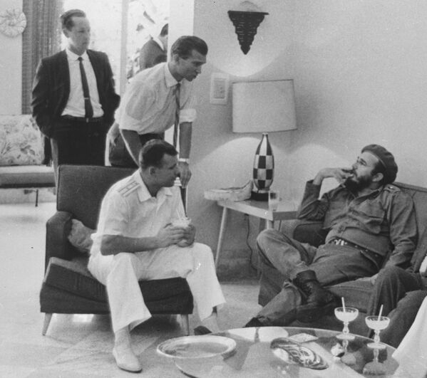 El cosmonauta soviético Yuri Gagarin y el entonces primer ministro de Cuba, Fidel Castro. - Sputnik Mundo