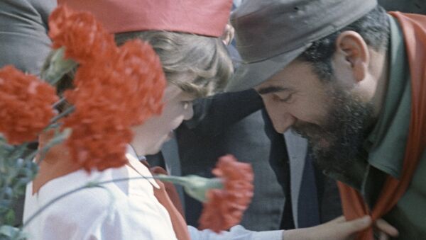 Pionera soviética cuelga un pañuelo rojo (símbolo de los pioneros) en el cuello de Fidel Castro. - Sputnik Mundo