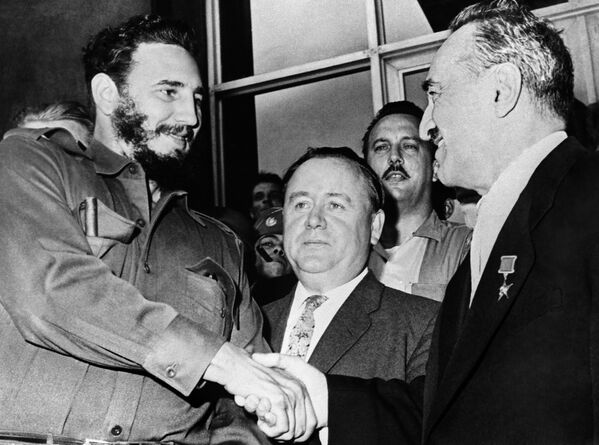 Fidel Castro saluda a Anastás Mikoyán, vicepresidente del Consejo de Ministros de la URSS, en la visita de este último a Cuba. - Sputnik Mundo