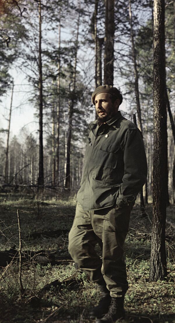 Fidel Castro, líder de la Revolución cubana, en los bosques de Siberia. - Sputnik Mundo