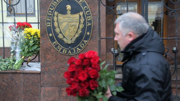 Moscovitas llevan flores a la Embajada de Cuba en Moscú para rendir homenaje a Fidel Castro - Sputnik Mundo