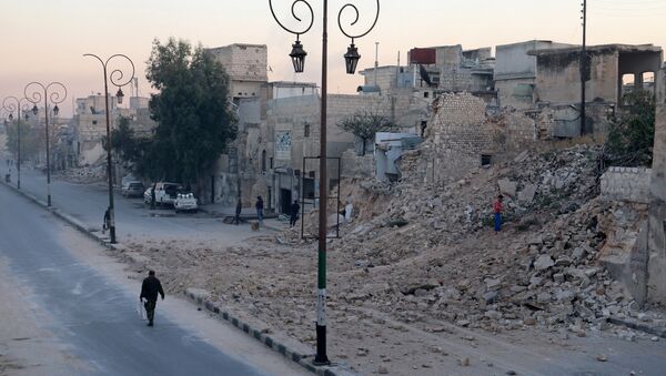 A man walks past a damaged site in the rebel-held besieged Qadi Askar neighbourhood of Aleppo, Syria November 24, 2016. REUTERS/Abdalrhman Ismail - Sputnik Mundo