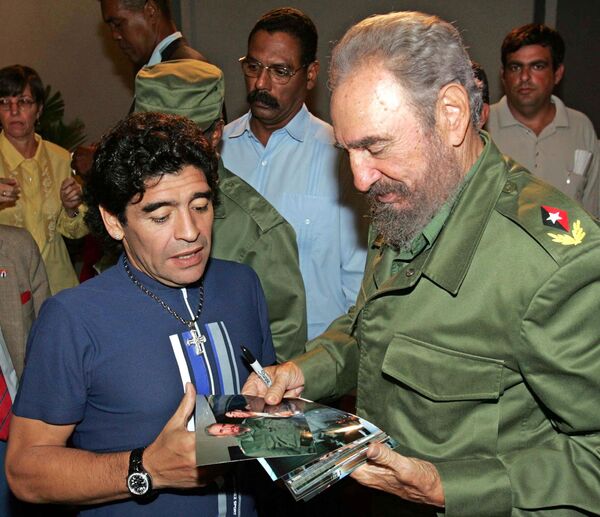 El exjugador de fútbol argentino Armando Maradona y Fidel Castro, en la Havana en 2005 - Sputnik Mundo