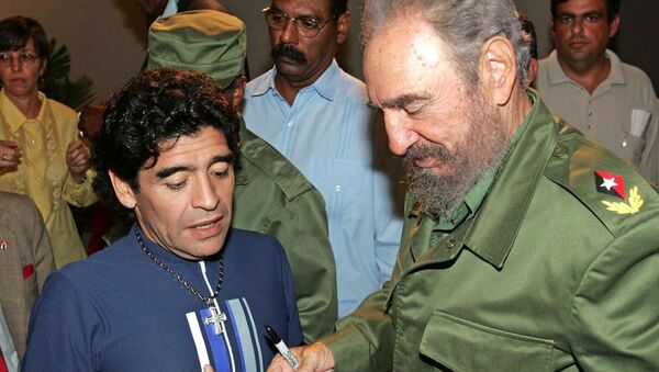 El exjugador de fútbol argentino Armando Maradona y Fidel Castro, en la Havana en 2005 - Sputnik Mundo