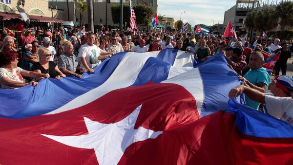 Gente celebra la muerte de Fidel Castro en Miami - Sputnik Mundo