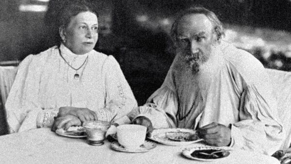 León Tolstói, escritor ruso, con su esposa Sofía - Sputnik Mundo