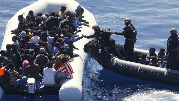 Oficiales de la Armada alemana interceptan una embarcación con más de 100 inmigrantes en el marco de la misión Eunavfor, también conocida como operación Sofía, en el mar Mediterráneo frente a la costa de Libia, el martes 29 de marzo de 2016 - Sputnik Mundo