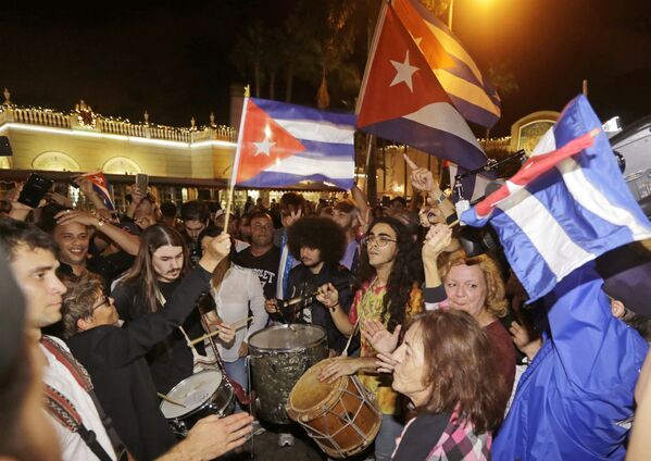 Cubanoamericanos celebran el fallecimiento de Fidel Castro en Miami, EEUU. - Sputnik Mundo
