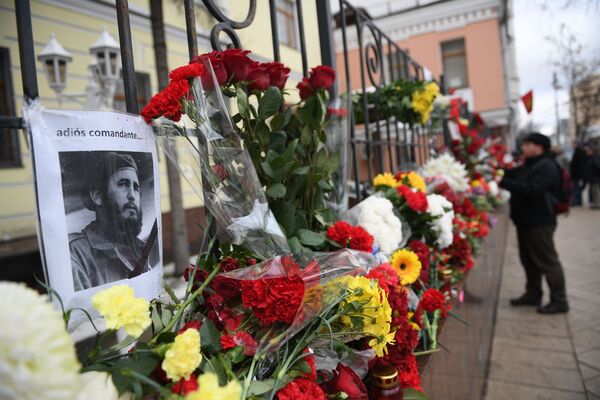 Moscovitas traen flores y dedicatorias a la embajada de Cuba en la capital rusa. - Sputnik Mundo