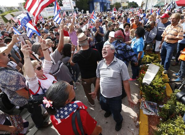 Cubanoamericanos celebran el fallecimiento de Fidel Castro en Miami, EEUU. - Sputnik Mundo