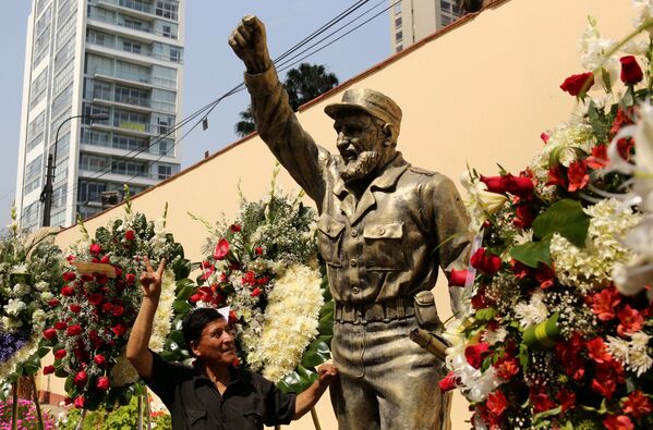 Ofrendas florales al pie del monumento a Fidel Castro en Lima, Perú. - Sputnik Mundo