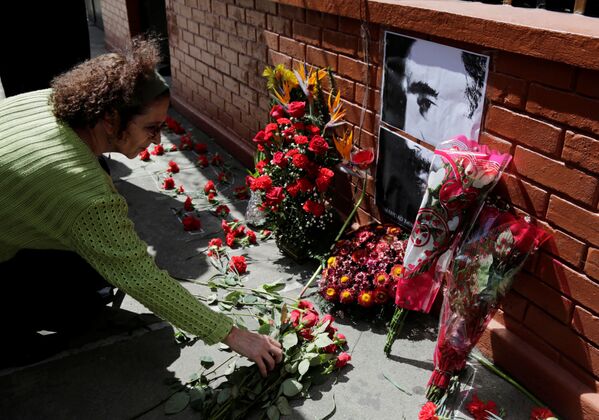 Mujer deposita ofrenda floral en la embajada de Cuba en Guatemala. - Sputnik Mundo