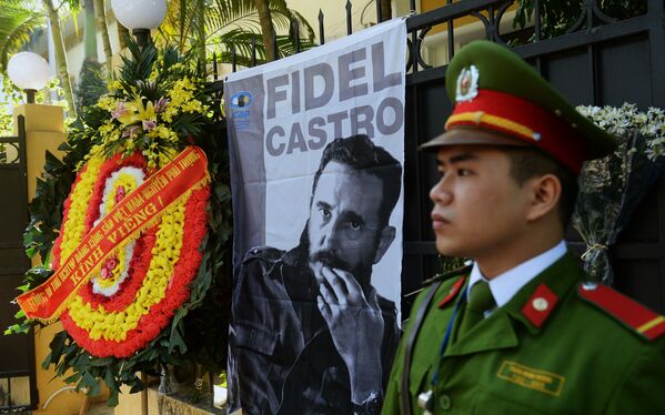 Ofrendas florales frente a la embajada de Cuba en Hanói, Vietnam. - Sputnik Mundo