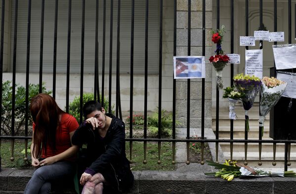 Mujeres lloran la muerte de Fidel Castro frente a la embajada de Cuba en Buenos Aires, Argentina. - Sputnik Mundo