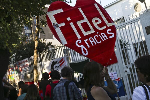 Ciudadanos se congregan en un último adiós frente a la embajada de Cuba en Santiago de Chile. - Sputnik Mundo