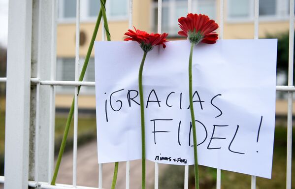Flores y dedicatorias frente a la embajada de Cuba en Berlín, Alemania. - Sputnik Mundo