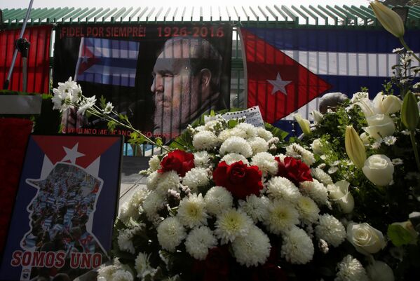 Ofrendas florales frente a la embajada de Cuba en México. - Sputnik Mundo
