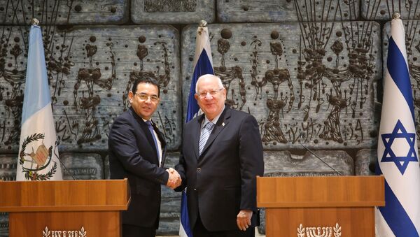 El presidente de Israel, Reuven Rivlin, recibió con todos los honores a su homólogo guatemalteco, Jimmy Morales, en su residencia presidencial, en Jerusalén - Sputnik Mundo
