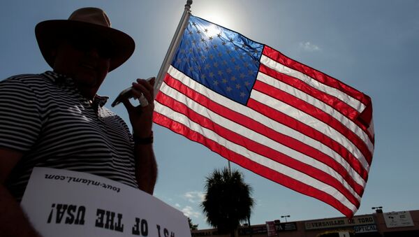Un hombre con la bandera de EEUU en Cuba - Sputnik Mundo