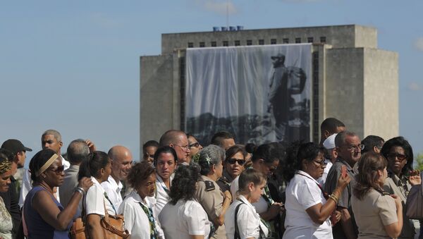 Miles de cubanos hacen cola para  homenajear a Fidel Castro - Sputnik Mundo