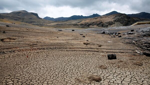 Vista de un reservorio de agua seco cerca de La Paz, Bolivia - Sputnik Mundo