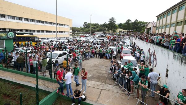 Fans of Chapecoense soccer team are pictured in front of the Arena Conda stadium in Chapeco, Brazil - Sputnik Mundo