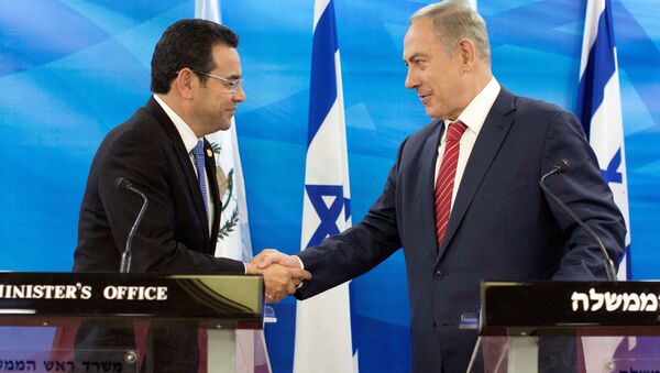 El presidente de Guatemala, Jimmy Morales con el primer ministro israelí, Benjamín Netanyahu - Sputnik Mundo