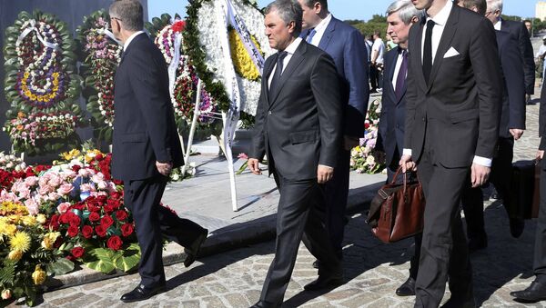 El presidente de la Duma Estatal, Viacheslav Volodin, deposita  una corona de rosas en el Memorial José Martí en homenaje al fallecido líder de la revolución cubana, Fidel Castro - Sputnik Mundo