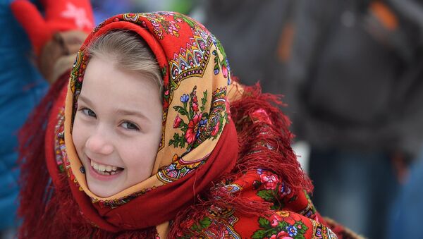 Joven en el festival tradicional ruso Maslenitsa - Sputnik Mundo