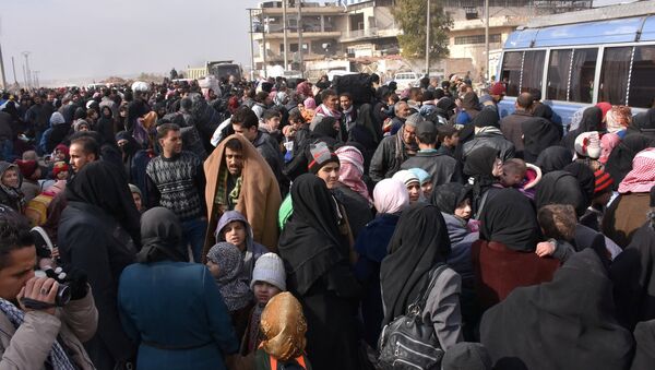 Civiles sirios abandonan las zonas controladas por los radicales en Alepo - Sputnik Mundo